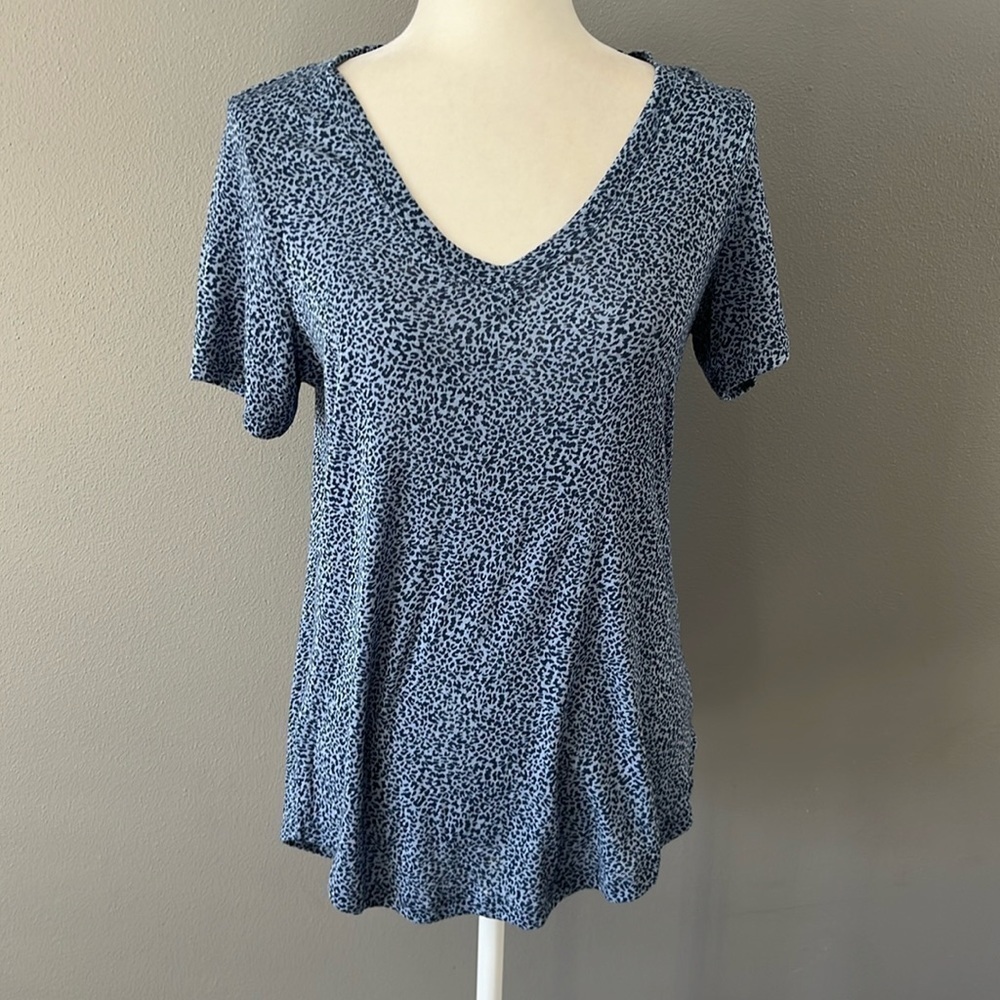Athleta Breezy Scoop V-Neck Tee. Size Small. Micro Cheetah Chrome Blue